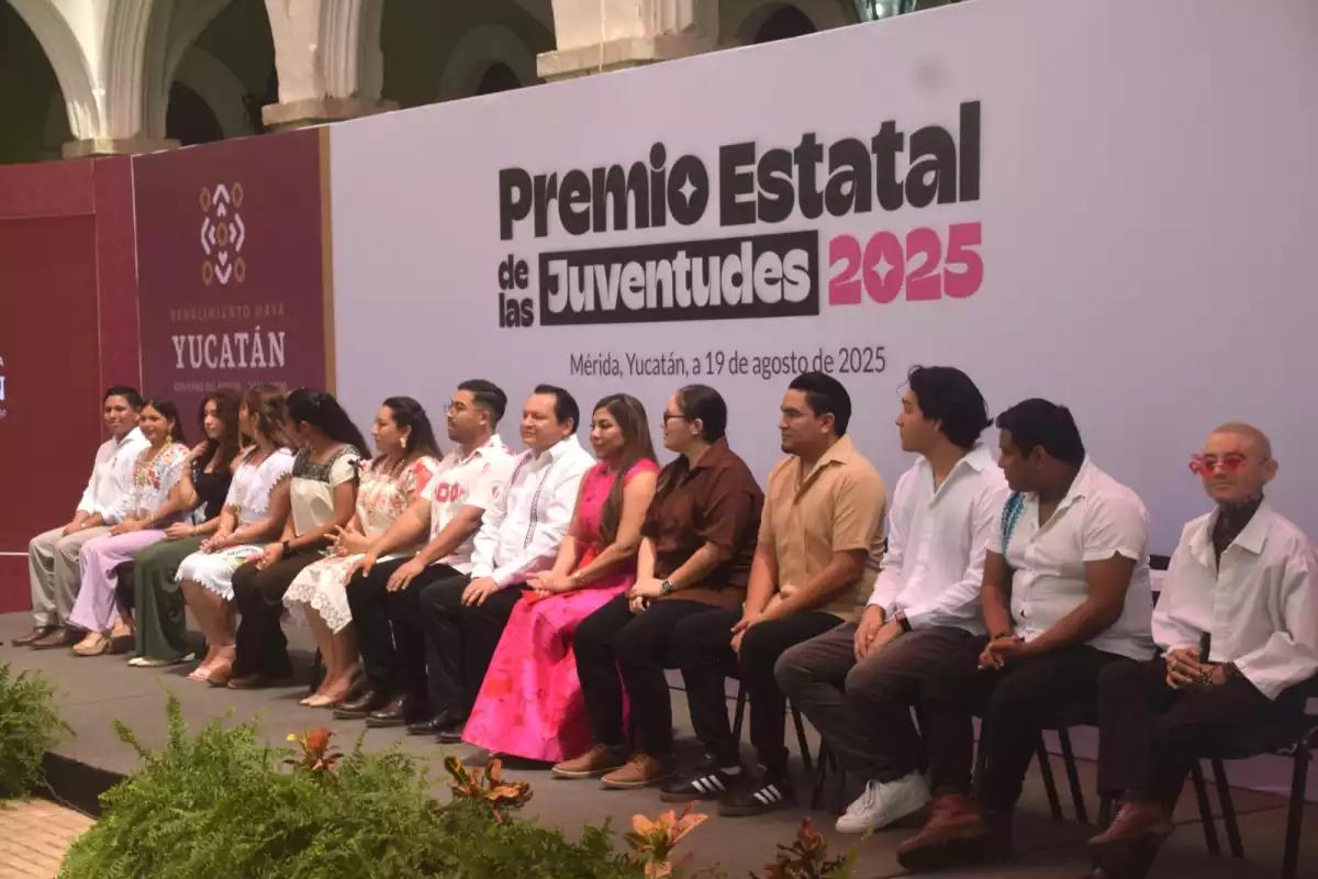 Reconocen a 12 yucatecos con el “Premio Estatal de las Juventudes 2025”