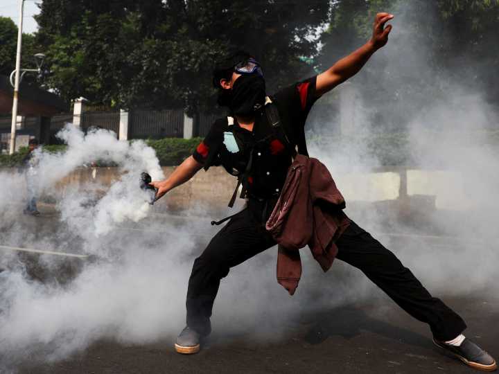Indonesian police clash with students protesting lawmakers’ salaries