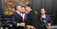 “Alito” brinca a la tribuna de la Permanente y enfrenta a Noroña a golpes y manotazos VIDEO