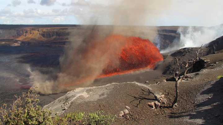 Hawaii's Kilauea volcano erupts again and shoots lava for 31st time since December : NPR