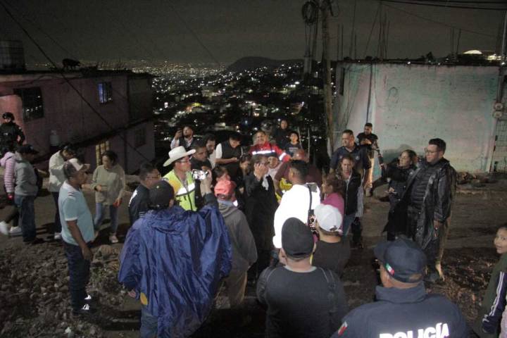 Se colapsa barda en Almárcigo Norte; pedazos caen sobre camioneta