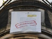 "Condenada": la ex vecina de Cristina Kirchner desplegó una nueva bandera en su balcón y contó que venderá su departamento de Recoleta