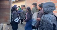Con cajones y palos comerciantes defienden productos y hieren a fiscalizador en Huancayo (VIDEO)