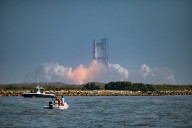 Trump ordena flexibilizar regulaciones para impulsar la industria espacial de EEUU
