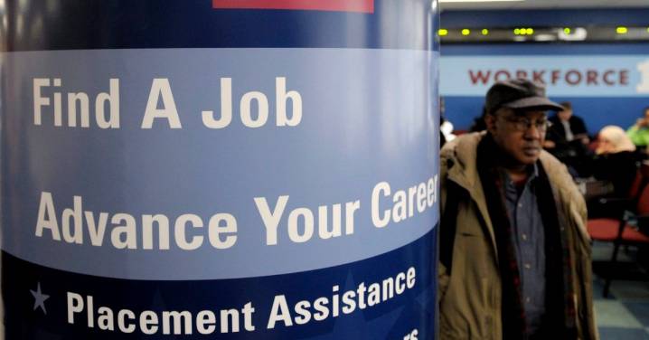 Sube el desempleo en julio al 4.2% en EUA con una creación de empleo menor a la esperada