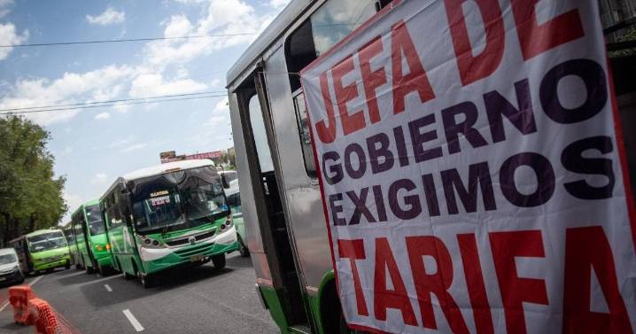 Amenazan transportistas con bloqueos masivos en la CDMX; aún exigen alza tarifaria