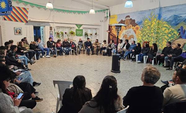Fuerza Patria largó la campaña en La Plata con presencia barrial