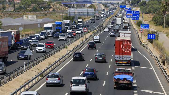 Los incendios en Castilla y León y Guadalajara provocan el corte de tres carreteras en plena operación retorno