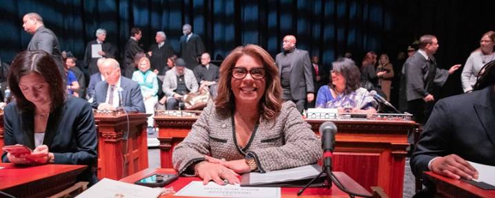 Concejal Quetcy Lozada creó folleto sobre derechos y apoyo para inmigrantes