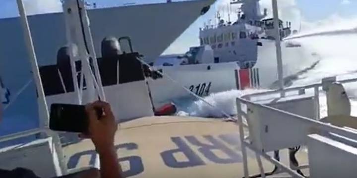 Tensión en el mar Meridional: dos buques del régimen chino chocaron mientras hostigaban a una patrullera filipina