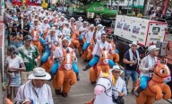 Así fue la cabalgata con caballos inflables