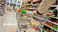El consumo se contrajo en mayoristas y registró una leve suba en supermercados en junio