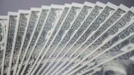 El dólar oficial trepó por tercera jornada y subió $21 en la semana pese al apretón monetario