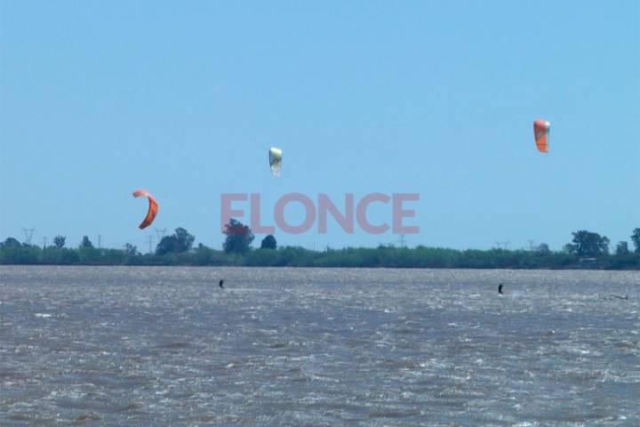 Con el viento a favor, el kitesurf se apoderó del río Paraná en la zona del Thompson
