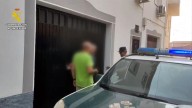 Vídeo | La Guardia Civil acompaña a los vecinos de Gargantilla a recoger medicinas y enseres
