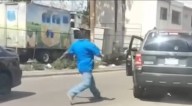 Video viral: automovilista cae al agredir por enojo al volante