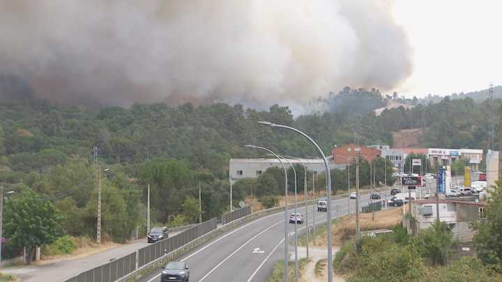Un incendio preto de Ourense interrompe a circulación de trens cara a Santiago e cara a Madrid