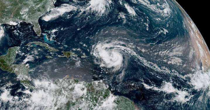 Erin, el primer huracán del año en el Atlántico se fortalece y amenaza al Caribe