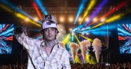 ‘Trakazzz’: Natanael Cano se pelea a golpes con DJ en el escenario durante concierto y destruye laptop