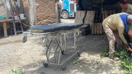 ¡Tremendo trancazo! Hombre cae del segundo piso al cortar parte de un árbol en Villa Unión