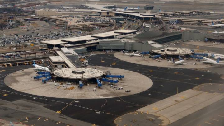 Problemas en aeropuerto Newark genera retrasos en vuelos