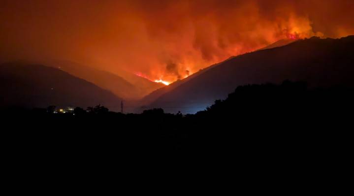 El incendio de Cáceres, a punto de entrar en Salamanca