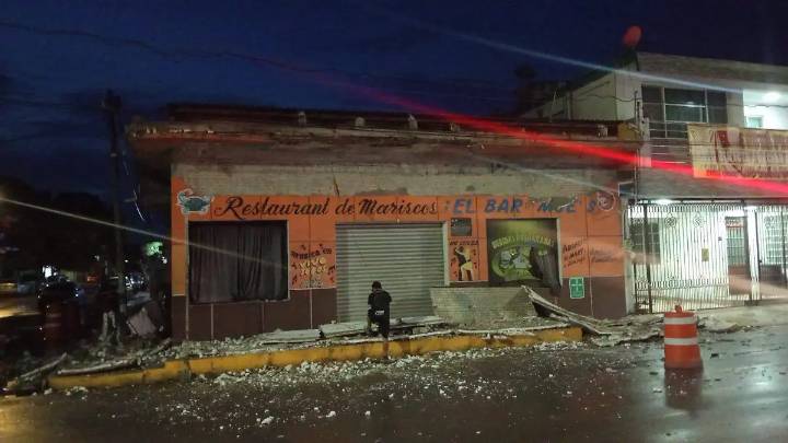 Marquesina se desprende en Ciudad Madero tras lluvias; Protección Civil resguarda la zona