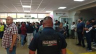Policías retirados e incapacitados logran acuerdo tras bloquear entrada de palacio municipal