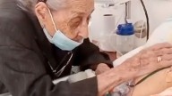 Madre de 102 años llora al despedirse de su hijo de 82, prostrado en estado crítico de salud