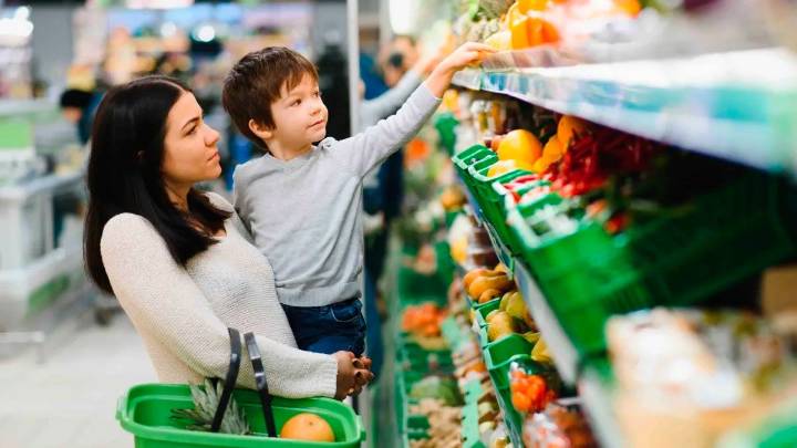 Una familia tipo necesitó en julio más de $84.000 por día para cubrir gastos esenciales
