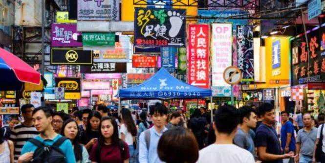 Jóvenes en China pagan para ir a una oficina y simular que trabajan: qué hay detrás de esta tendencia