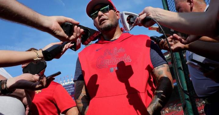 Back in uniform, franchise great Yadier Molina brings presence to dugout: Cardinals Extra