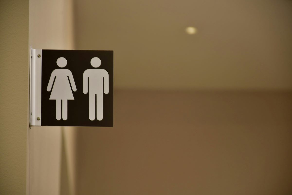 Mom speaks out after daughter's encounter in school locker room