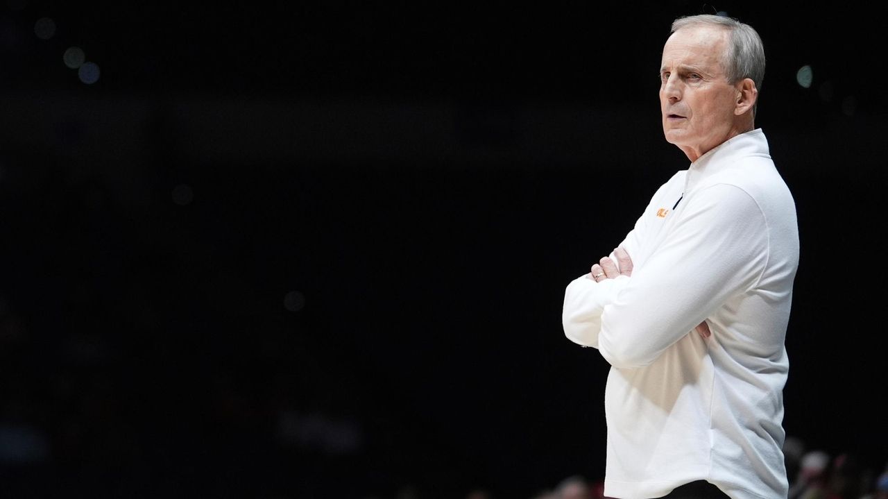 Rick Barnes signs a lifetime contract keeping him as Tennessee's coach