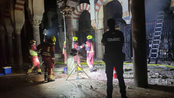 Se hunde una parte del techo de la Mezquita-Catedral de Córdoba tras el incendio