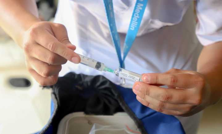 Medellín activa 73 puntos de vacunación este fin de semana: ¡trae tu carné y cuida tu salud!