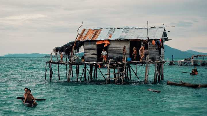 La travesía diaria de un padre: siete años cruzando el mar para que sus hijos estudien