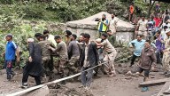Inundaciones arrastran a peregrinos que se habían detenido a comer, en India: hay 56 muertos y más de 200 desaparecidos