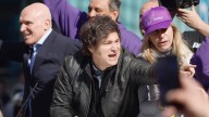 Evacúan a Milei de un acto electoral después de que varios manifestantes hayan lanzado objetos contra el coche en el que iba