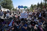 Miles de israelíes protestan en una jornada de huelga para pedir el retorno de los rehenes que permanecen en Gaza