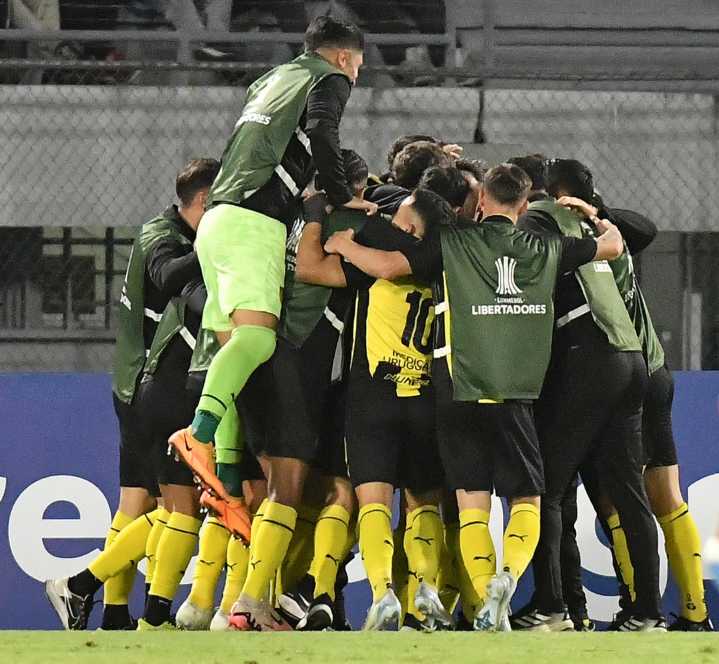 Peñarol quiere prolongar su felicidad ante un Racing que busca más éxitos internacionales