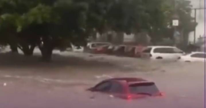 VIDEOS: Caos por el agua en Guadalajara: La Avenida López Mateos, en crisis tras los aguaceros