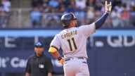 MLB: ´El Chico Maravilla´ Jackson Chourio mostró sus músculos con jonrón en su regreso a los Cerveceros de Milwaukee 