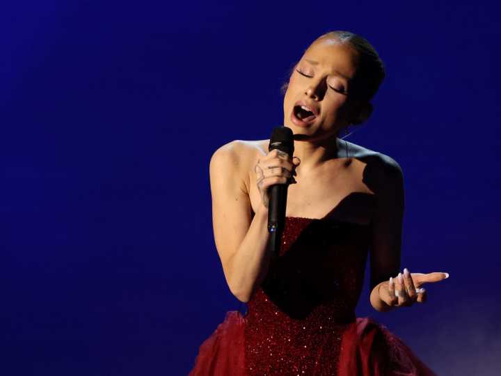 Ariana Grande da pistas sobre una posible gira para 2026 en un misterioso video