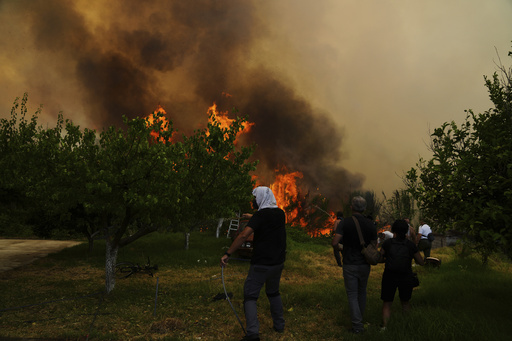 Los incendios arrasan el sur de Europa y dejan al menos tres muertos y miles de desplazados