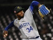 Luinder Ávila debuta en la MLB