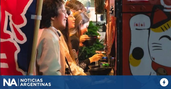 Un pintoresco carrito de madera japonés servirá los típicos fideos instantáneos en las noches porteñas