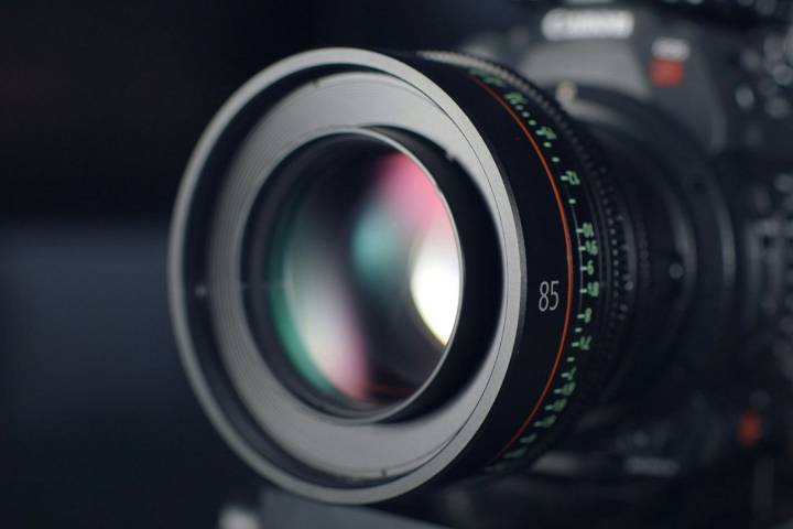 A Former Hacker Shows Us How to Spot a Hidden Camera in our Room