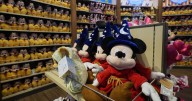Ganancias de Disney suben por fuerza en parques y más suscriptores de streaming