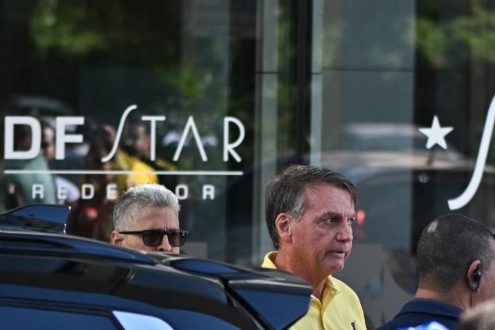 Bolsonaro abandona su prisión domiciliar para someterse a exámenes médicos en un hospital